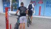 MINI-SERVIS: Pomoć za bicikliste u Novom Sadu na Bulevaru oslobođenja MINI-SERVIS: Pomoć za bicikliste u Novom Sadu na Bulevaru oslobođenja