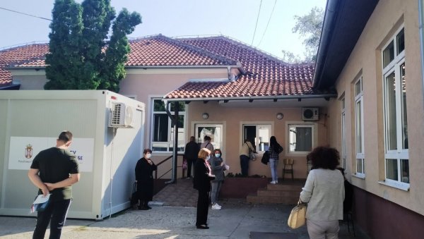 ГРУДНО ОДЕЉЕЊЕ У ПАРАЋИНУ ПОНОВО КОВИД: Већ збринута четири пацијента са тешком клиничком сликом ГРУДНО ОДЕЉЕЊЕ У ПАРАЋИНУ ПОНОВО КОВИД: Већ збринута четири пацијента са тешком клиничком сликом