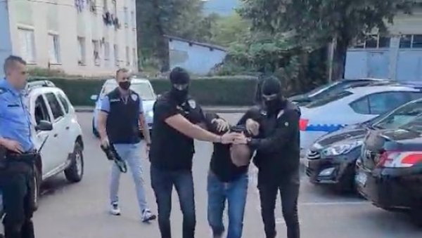 ДЕТАЉИ ДРАМАТИЧНОГ ХАПШЕЊА: Осумњичени Виктор Чавић потегао пиштољ на полицију, а затим хтео и да их прегази аутомобилом (ФОТО) ДЕТАЉИ ДРАМАТИЧНОГ ХАПШЕЊА: Осумњичени Виктор Чавић потегао пиштољ на полицију, а затим хтео и да их прегази аутомобилом (ФОТО)