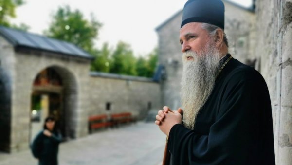 ВЕЛИКА ЧАСТ: Митрополит Јоаникије одликован Крстом вожда Ђорђа Стратимировића (ВИДЕО) ВЕЛИКА ЧАСТ: Митрополит Јоаникије одликован Крстом вожда Ђорђа Стратимировића (ВИДЕО)