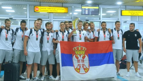 VATERPOLISTI PONOS KRAGUJEVCA: Gradonačelnik Nikola Dašić priredio prijem za šampione sveta do 20 godina VATERPOLISTI PONOS KRAGUJEVCA: Gradonačelnik Nikola Dašić priredio prijem za šampione sveta do 20 godina