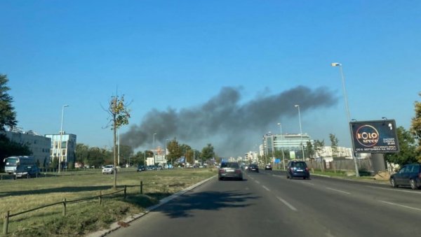 ПОЖАР НА НОВОМ БЕОГРАДУ: Горе две бараке у Агостина Нета - ватрогасци хитно изашли на терен ПОЖАР НА НОВОМ БЕОГРАДУ: Горе две бараке у Агостина Нета - ватрогасци хитно изашли на терен