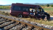 VOZ NALETEO NA KOMBI: Dve žene povređene na međunarodnoj pruzi kod sela Držina (FOTO) VOZ NALETEO NA KOMBI: Dve žene povređene na međunarodnoj pruzi kod sela Držina (FOTO)
