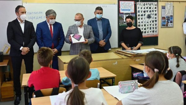 ТАБЛЕТИ СТИГЛИ У ШКОЛУ НА ЧУКАРИЦИ: Подела ће бити завршена до 20. септембра ТАБЛЕТИ СТИГЛИ У ШКОЛУ НА ЧУКАРИЦИ: Подела ће бити завршена до 20. септембра