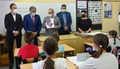 ТАБЛЕТИ СТИГЛИ У ШКОЛУ НА ЧУКАРИЦИ: Подела ће бити завршена до 20. септембра ТАБЛЕТИ СТИГЛИ У ШКОЛУ НА ЧУКАРИЦИ: Подела ће бити завршена до 20. септембра