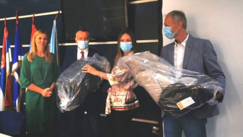 RODITELJIMA PODELJENO 100 AUTO-SEDIŠTA: Akcija Agencije za bezbednost saobraćaja i Gradskog veća za saobraćaj u Novom Sadu RODITELJIMA PODELJENO 100 AUTO-SEDIŠTA: Akcija Agencije za bezbednost saobraćaja i Gradskog veća za saobraćaj u Novom Sadu