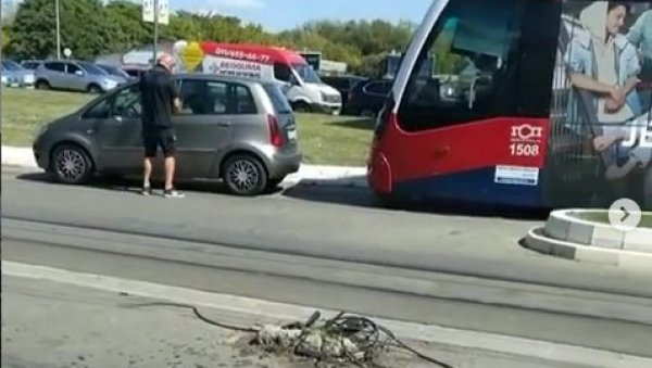 ЗАУСТАВИО ЦЕЛУ АУТОКОМАНДУ: Бахати возач паркирао аутомобил на сред кружног тока, иза њега остао блокиран саобраћај (ВИДЕО) ЗАУСТАВИО ЦЕЛУ АУТОКОМАНДУ: Бахати возач паркирао аутомобил на сред кружног тока, иза њега остао блокиран саобраћај (ВИДЕО)