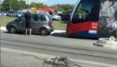 ЗАУСТАВИО ЦЕЛУ АУТОКОМАНДУ: Бахати возач паркирао аутомобил на сред кружног тока, иза њега остао блокиран саобраћај (ВИДЕО)