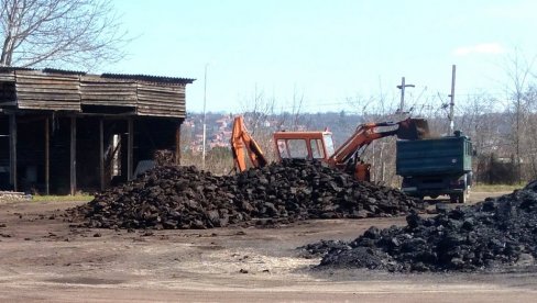 НАЈСТАРИЈИ ВЕЋ ЗЕБУ ЗБОГ УГЉА: Неки добили недовољне количине, а неки ни тону НАЈСТАРИЈИ ВЕЋ ЗЕБУ ЗБОГ УГЉА: Неки добили недовољне количине, а неки ни тону