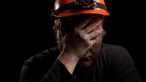 ЗАРОБЉЕНИ КИЛОМЕТАР ПОД ЗЕМЉОМ: Више од 24 сата 39 канадских рудара на дубини између 900 и 1200 метара ЗАРОБЉЕНИ КИЛОМЕТАР ПОД ЗЕМЉОМ: Више од 24 сата 39 канадских рудара на дубини између 900 и 1200 метара