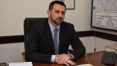 УРНЕБЕСАН СНИМАК: Министар седи у првом реду и уједно слуша себе за говорницом (ВИДЕО) УРНЕБЕСАН СНИМАК: Министар седи у првом реду и уједно слуша себе за говорницом (ВИДЕО)