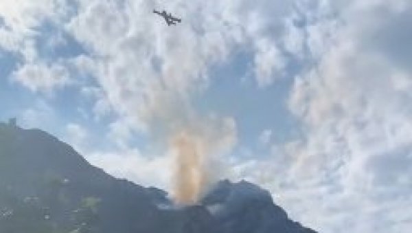 ПОЖАР НА СВЕТОЈ ГОРИ: Са ватром се бори 39 ватрогасаца, 11 возила, два авиона и два хеликоптера (ВИДЕО) ПОЖАР НА СВЕТОЈ ГОРИ: Са ватром се бори 39 ватрогасаца, 11 возила, два авиона и два хеликоптера (ВИДЕО)