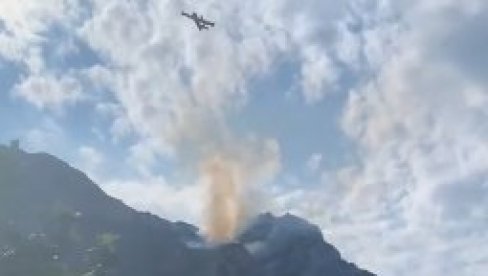 POŽAR NA SVETOJ GORI: Sa vatrom se bori 39 vatrogasaca, 11 vozila, dva aviona i dva helikoptera (VIDEO) POŽAR NA SVETOJ GORI: Sa vatrom se bori 39 vatrogasaca, 11 vozila, dva aviona i dva helikoptera (VIDEO)
