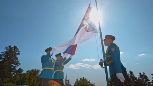 ČUVAJTE I BRANITE JE: Košarkaška reprezentacija dobila državnu zastavu Srbije (FOTO) ČUVAJTE I BRANITE JE: Košarkaška reprezentacija dobila državnu zastavu Srbije (FOTO)