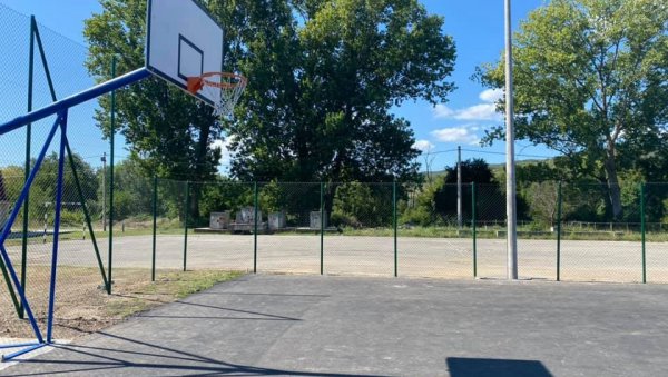 ЗАВРШЕНА РЕКОНСТРУКЦИЈА: Школа у Рековцу има нови кошаркашки терен (ФОТО) ЗАВРШЕНА РЕКОНСТРУКЦИЈА: Школа у Рековцу има нови кошаркашки терен (ФОТО)