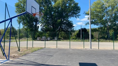 ZAVRŠENA REKONSTRUKCIJA: Škola u Rekovcu ima novi košarkaški teren (FOTO) ZAVRŠENA REKONSTRUKCIJA: Škola u Rekovcu ima novi košarkaški teren (FOTO)