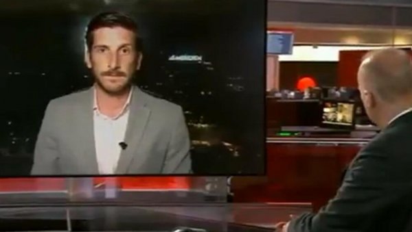 НОВИНАР СЕ У ЕМИСИЈИ УЖИВО ЖАЛИО НА СВОЈ ПОСАО: Није знао да укључење још увек траје - колега га спасио (ВИДЕО) НОВИНАР СЕ У ЕМИСИЈИ УЖИВО ЖАЛИО НА СВОЈ ПОСАО: Није знао да укључење још увек траје - колега га спасио (ВИДЕО)