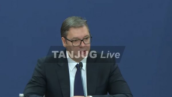 ШТА ЈЕ ПРОБЛЕМ ШТО БИХ ЈЕО СЕНДВИЧ? Председник Вучић одговорио опозицији ШТА ЈЕ ПРОБЛЕМ ШТО БИХ ЈЕО СЕНДВИЧ? Председник Вучић одговорио опозицији
