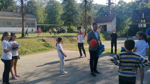 ЛОПТЕ ЂАЦИМА НА ДАР: Настављена лепа акција Спортског савеза краљева ЛОПТЕ ЂАЦИМА НА ДАР: Настављена лепа акција Спортског савеза краљева