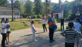 LOPTE ĐACIMA NA DAR: Nastavljena lepa akcija Sportskog saveza kraljeva LOPTE ĐACIMA NA DAR: Nastavljena lepa akcija Sportskog saveza kraljeva