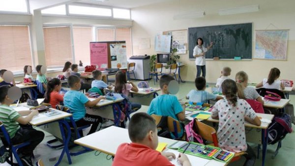 ХРВАТИ БЛОКИРАЈУ УЧЕЊЕ СРПСКОГ! Власт Ливањског кантона упорно игнорише захтеве родитеља српске деце из Гламоча ХРВАТИ БЛОКИРАЈУ УЧЕЊЕ СРПСКОГ! Власт Ливањског кантона упорно игнорише захтеве родитеља српске деце из Гламоча