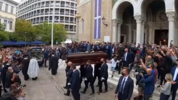 АПЛАУЗ, ОВАЦИЈЕ И ПЕСМА ЗА КРАЈ: Хиљаде Грка опростило се од Микиса Теодоракиса у Атини (ВИДЕО) АПЛАУЗ, ОВАЦИЈЕ И ПЕСМА ЗА КРАЈ: Хиљаде Грка опростило се од Микиса Теодоракиса у Атини (ВИДЕО)