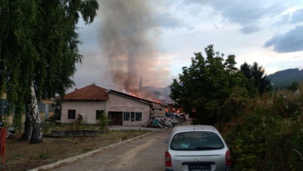 ПРВИ СНИМАК ПОЖАРА У ПИРОТУ: Ватра гута некадашњу фабрику намештаја (ВИДЕО) ПРВИ СНИМАК ПОЖАРА У ПИРОТУ: Ватра гута некадашњу фабрику намештаја (ВИДЕО)