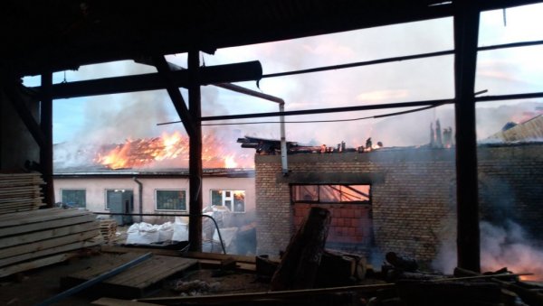 ЛОКАЛИЗОВАН ПОЖАР У ПИРОТУ: Ватрогасци обуздали ватру у некадашњој фабрици дечјег намештаја (ВИДЕО) ЛОКАЛИЗОВАН ПОЖАР У ПИРОТУ: Ватрогасци обуздали ватру у некадашњој фабрици дечјег намештаја (ВИДЕО)