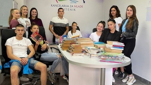 ВОЛОНТЕРИ ИЗ ТРСТЕНИКА: Продаја књига за помоћ малом Исаку ВОЛОНТЕРИ ИЗ ТРСТЕНИКА: Продаја књига за помоћ малом Исаку