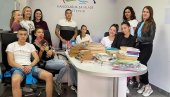 ВОЛОНТЕРИ ИЗ ТРСТЕНИКА: Продаја књига за помоћ малом Исаку