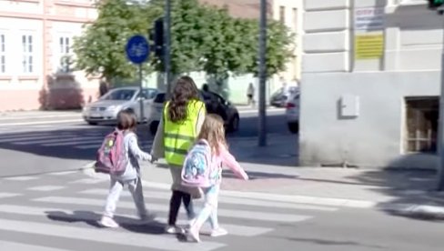 VOLONTERI POMAŽU ĐACIMA PRVACIMA: Mladi Vrščani bezbedno prevode decu preko ulice VOLONTERI POMAŽU ĐACIMA PRVACIMA: Mladi Vrščani bezbedno prevode decu preko ulice