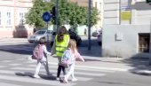 ВОЛОНТЕРИ ПОМАЖУ ЂАЦИМА ПРВАЦИМА: Млади Вршчани безбедно преводе децу преко улице ВОЛОНТЕРИ ПОМАЖУ ЂАЦИМА ПРВАЦИМА: Млади Вршчани безбедно преводе децу преко улице
