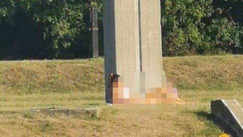 У БИКИНУЈУ СЕ СЛИКАЛА НА СРПСКОМ СТРАТИШТУ: Скандал у меморијалном комплексу у Јајинцима, реаговао Музеј жртава геноцида (ФОТО) У БИКИНУЈУ СЕ СЛИКАЛА НА СРПСКОМ СТРАТИШТУ: Скандал у меморијалном комплексу у Јајинцима, реаговао Музеј жртава геноцида (ФОТО)
