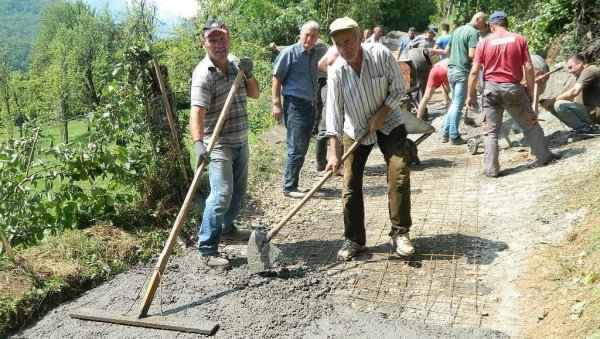 ПРЕМИЈЕР ГРАДИ ЈАПАНСКУ КУЋУ: У Јапану, црногорском, с нестрпљењем чекају да власти испуне обећање ПРЕМИЈЕР ГРАДИ ЈАПАНСКУ КУЋУ: У Јапану, црногорском, с нестрпљењем чекају да власти испуне обећање