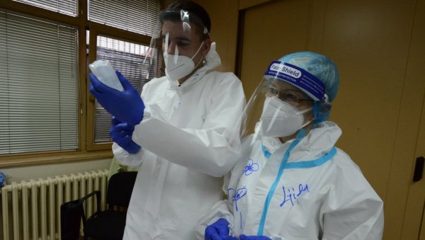 ТРЕЋУ ДОЗУ ПРИМИЛО 5.195 ГРАЂАНА: Вакцинација против короне у Краљеву ТРЕЋУ ДОЗУ ПРИМИЛО 5.195 ГРАЂАНА: Вакцинација против короне у Краљеву