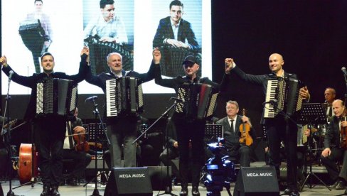 RAZGALILI I SRCE I DUŠU: U centru grada na Ibru održan koncert „Zlatne harmonike Kraljeva“ (FOTO) RAZGALILI I SRCE I DUŠU: U centru grada na Ibru održan koncert „Zlatne harmonike Kraljeva“ (FOTO)