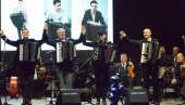 RAZGALILI I SRCE I DUŠU: U centru grada na Ibru održan koncert „Zlatne harmonike Kraljeva“ (FOTO)