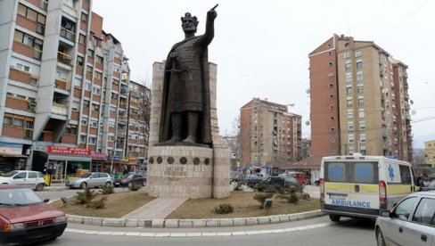ALBANCI NAPALI SRBE U KOSOVSKOJ MITROVICI! Vikali su ubij Srbina, a onda je krenulo nasilje ALBANCI NAPALI SRBE U KOSOVSKOJ MITROVICI! Vikali su ubij Srbina, a onda je krenulo nasilje