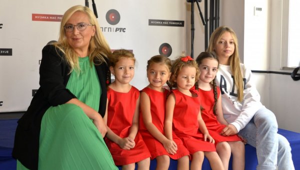 ЧАРОЛИЈА НА ЗВЕЗДАНИ НАЧИН: Представљено издање са 19 песама за најмлађе - поводом 15 година рада дечјег хора ЧАРОЛИЈА НА ЗВЕЗДАНИ НАЧИН: Представљено издање са 19 песама за најмлађе - поводом 15 година рада дечјег хора