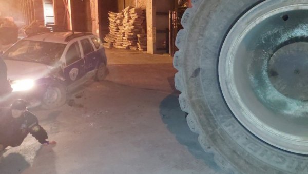 ПРЕГАЗИО ГА КАМИОН ТЕЖАК 80 ТОНА: Потресна исповест радника из Бора - Гледао сам смрти у очи (УЗНЕМИРУЈУЋИ ФОТО) ПРЕГАЗИО ГА КАМИОН ТЕЖАК 80 ТОНА: Потресна исповест радника из Бора - Гледао сам смрти у очи (УЗНЕМИРУЈУЋИ ФОТО)