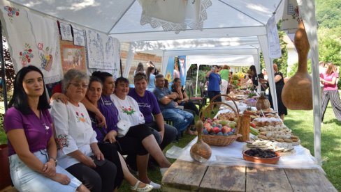PRVA IZLOŽBA TRADICIONALNIH SRPSKIH JELA: Zanimljiv događaj u porti Crkve Svetog Romana u Rekovcu PRVA IZLOŽBA TRADICIONALNIH SRPSKIH JELA: Zanimljiv događaj u porti Crkve Svetog Romana u Rekovcu