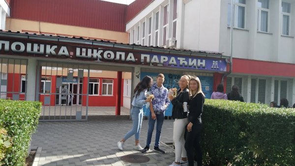 ПРЕЛАЗАК НА ОНЛАЈН НАСТАВУ У ПАРАЋИНУ: Сви средњошколци у Поморавском округу од понедељка слушају часове од куће ПРЕЛАЗАК НА ОНЛАЈН НАСТАВУ У ПАРАЋИНУ: Сви средњошколци у Поморавском округу од понедељка слушају часове од куће