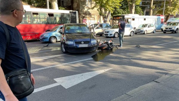САОБРАЋАЈНА НЕСРЕЋА НА СЛАВИЈИ: Повређена једна особа у судару мотора и аутомобила (ФОТО) САОБРАЋАЈНА НЕСРЕЋА НА СЛАВИЈИ: Повређена једна особа у судару мотора и аутомобила (ФОТО)