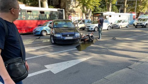 САОБРАЋАЈНА НЕСРЕЋА НА СЛАВИЈИ: Повређена једна особа у судару мотора и аутомобила (ФОТО) САОБРАЋАЈНА НЕСРЕЋА НА СЛАВИЈИ: Повређена једна особа у судару мотора и аутомобила (ФОТО)