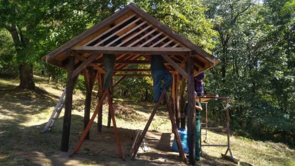 ОБНОВЉЕНО ОМИЉЕНО ИЗЛЕТНИЧКО МЕСТО: Направљен нови сеник код Шумареве куће на Вршачким планинама ОБНОВЉЕНО ОМИЉЕНО ИЗЛЕТНИЧКО МЕСТО: Направљен нови сеник код Шумареве куће на Вршачким планинама