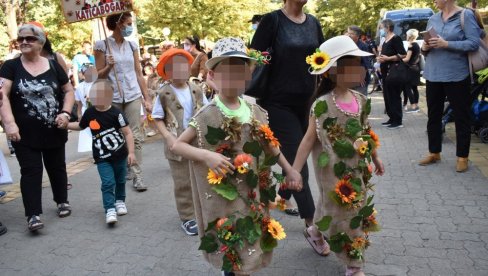CENTROM GRADA PROŠETALO OKO 450 MALIŠANA: U okviru Dana ludaje u Kikindi održana povorka dece iz vrtića CENTROM GRADA PROŠETALO OKO 450 MALIŠANA: U okviru Dana ludaje u Kikindi održana povorka dece iz vrtića