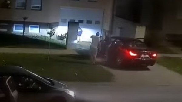 СНИМАК БРУТАЛНЕ ТУЧЕ ЗАПРЕПАСТИО РЕГИОН: Нападнути младићи жестоко узвратили, после песничења се сударали колима (ВИДЕО) СНИМАК БРУТАЛНЕ ТУЧЕ ЗАПРЕПАСТИО РЕГИОН: Нападнути младићи жестоко узвратили, после песничења се сударали колима (ВИДЕО)