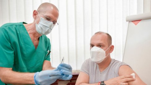 MINISTAR ZDRAVLJA PRIMIO TREĆU DOZU: Lončar ponovo apelovao na građane da se vakcinišu MINISTAR ZDRAVLJA PRIMIO TREĆU DOZU: Lončar ponovo apelovao na građane da se vakcinišu