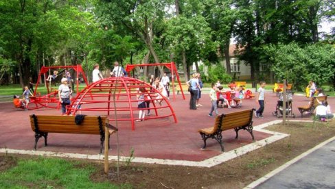 LAŽNIM PORUKAMA UZBUNJUJU RODITELJE: Decu iz vrtića na Čukarici ne izvode u park zbog navodnog pokušaja otmice LAŽNIM PORUKAMA UZBUNJUJU RODITELJE: Decu iz vrtića na Čukarici ne izvode u park zbog navodnog pokušaja otmice