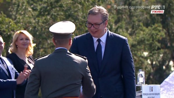ПРЕДСЕДНИКОВ ГОВОР НАЈМЛАЂИМ ОФИЦИРИМА ВОЈСКЕ СРБИЈЕ: Ја сам срећан као врховни командант што оваква деца долазе у нашу војску ПРЕДСЕДНИКОВ ГОВОР НАЈМЛАЂИМ ОФИЦИРИМА ВОЈСКЕ СРБИЈЕ: Ја сам срећан као врховни командант што оваква деца долазе у нашу војску